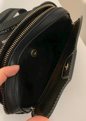 Tommy Hilfiger Siyah Deri Kadın Çapraz Çanta - Görsel 2