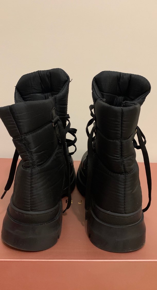 Siyah Topuklu Kadın Bot - Görsel 3