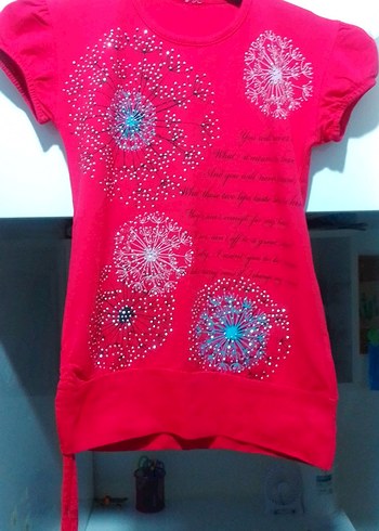 Kız Çocuk Kırmızı Pul İşlemeli Tişört - Görsel 2