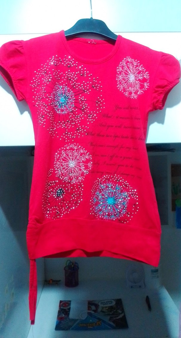 Kız Çocuk Kırmızı Pul İşlemeli Tişört - Görsel 2