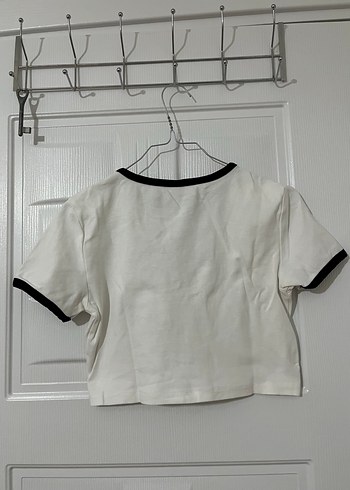 Siyah Yaka Detaylı Beyaz Baskılı Tişört - Görsel 2