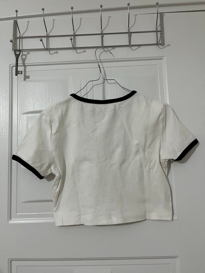 Siyah Yaka Detaylı Beyaz Baskılı Tişört - Görsel 2