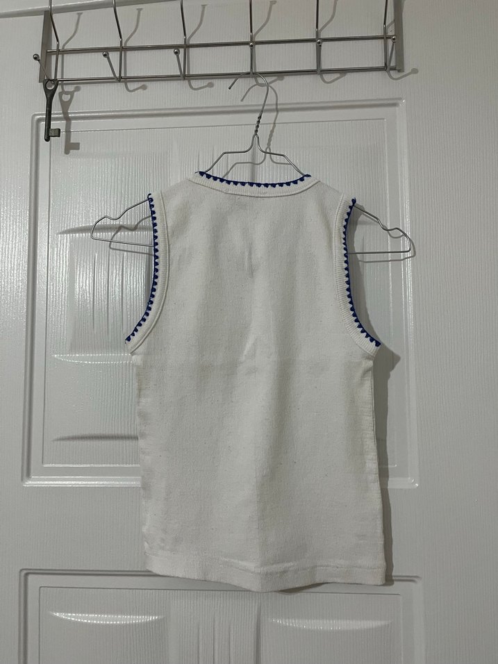 Nakış Detaylı Beyaz Kolsuz Triko Atlet - Görsel 2