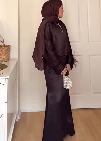 Püsküllü kahverengi saten elbise - Görsel 4