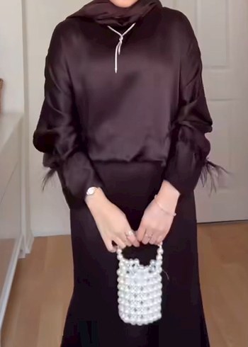 Püsküllü kahverengi saten elbise - Görsel 2