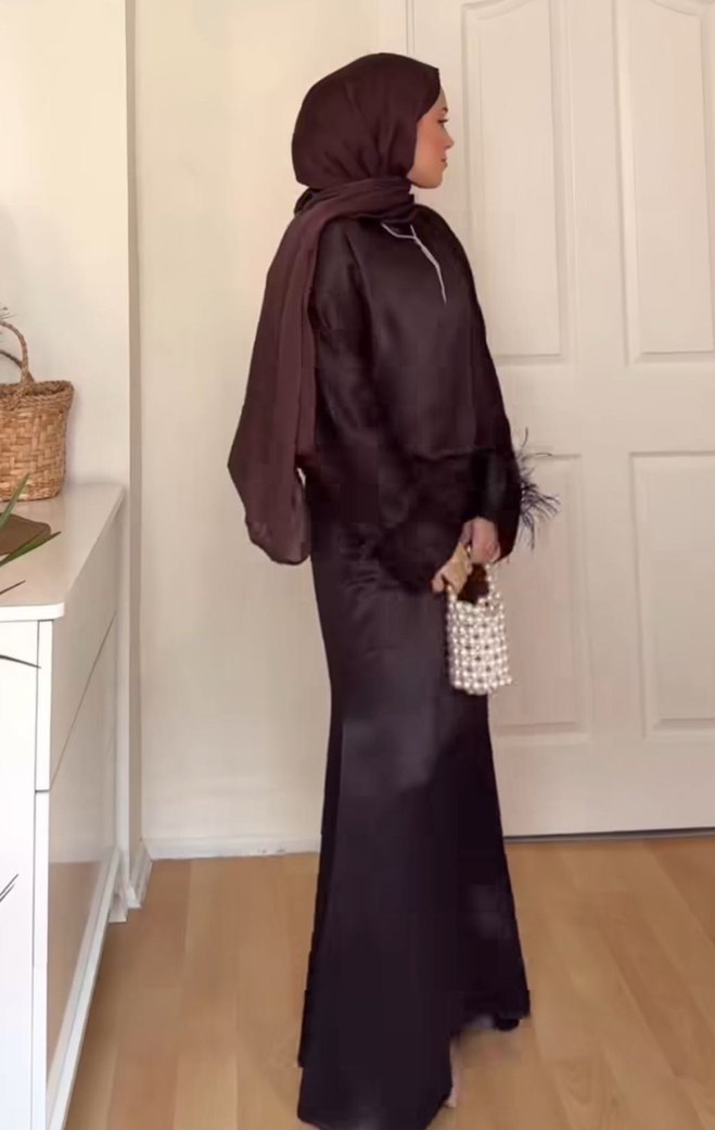 Püsküllü kahverengi saten elbise - Görsel 4