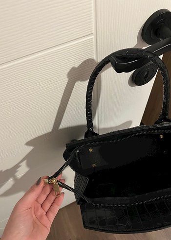 Siyah Deri Krokodil Desenli Tokalı Çanta - Görsel 3