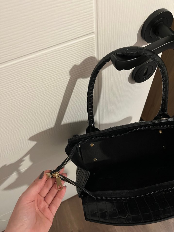 Siyah Deri Krokodil Desenli Tokalı Çanta - Görsel 3