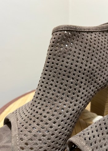 Kahverengi Küçük Kare Desenli Dolgu Topuklu Sandalet - Görsel 5