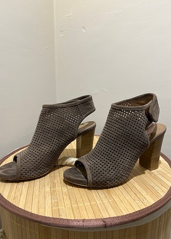 Kahverengi Küçük Kare Desenli Dolgu Topuklu Sandalet - Görsel 2