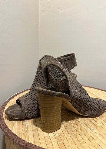 Kahverengi Küçük Kare Desenli Dolgu Topuklu Sandalet - Görsel 4