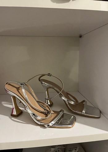 Gümüş Metal Tokalı İnce Topuklu Kadın Ayakkabı - Görsel 3