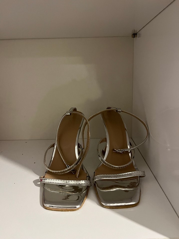 Gümüş Metal Tokalı İnce Topuklu Kadın Ayakkabı - Görsel 2