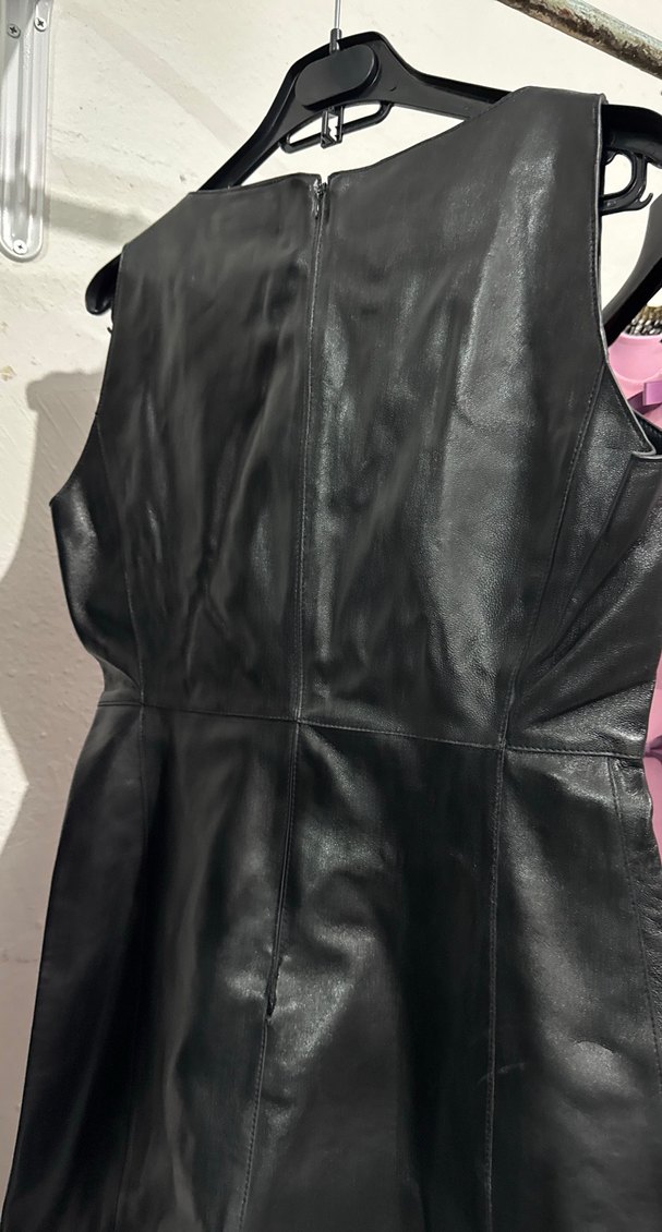 Siyah Deri Kolsuz V-Yaka Elbise - Görsel 3