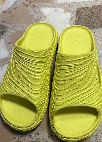 Zara Canli Limon Sarisi Zara Kaydirmali Terlik