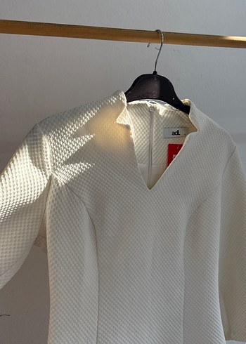 Beyaz V Yakalı Midi Kadın Elbise - Görsel 3