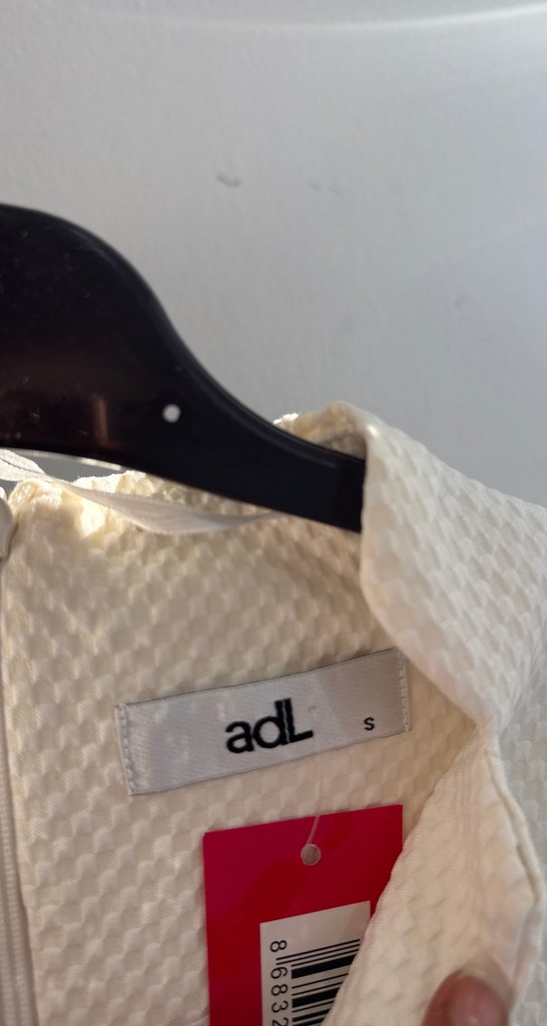 Beyaz V Yakalı Midi Kadın Elbise - Görsel 2