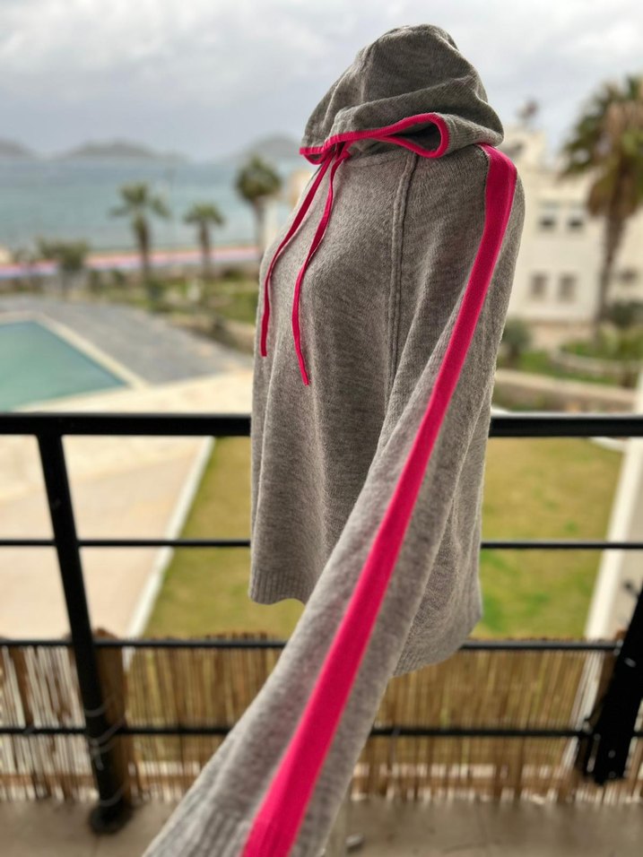 GRİ KAPÜŞONLU NEON PEMBE TRİKO KADIN SWEATSHİRT - Görsel 5