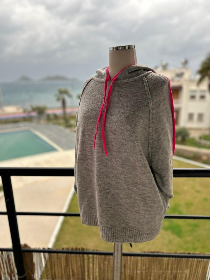 GRİ KAPÜŞONLU NEON PEMBE TRİKO KADIN SWEATSHİRT - Görsel 3