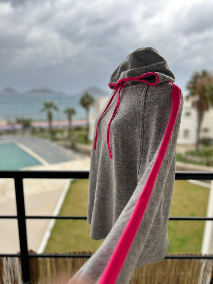 GRİ KAPÜŞONLU NEON PEMBE TRİKO KADIN SWEATSHİRT - Görsel 4