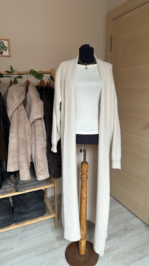 Uzun Beyaz Örgü Kadın Hırka - Görsel 3