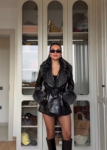 Siyah Deri Mini Kürklü Kısa Ceket mont - Görsel 2