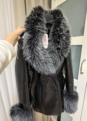 Siyah Deri Mini Kürklü Kısa Ceket mont - Görsel 4