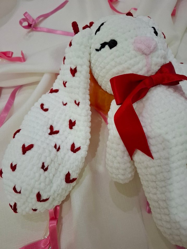 Kırmızı Fiyonk Detaylı Beyaz Peluş Tavşan - Görsel 3