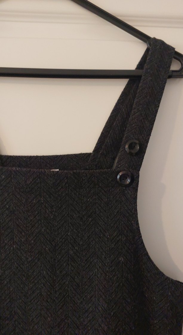 Kızlar için Siyah Yün Düğmeli Askılı Elbise - Görsel 3