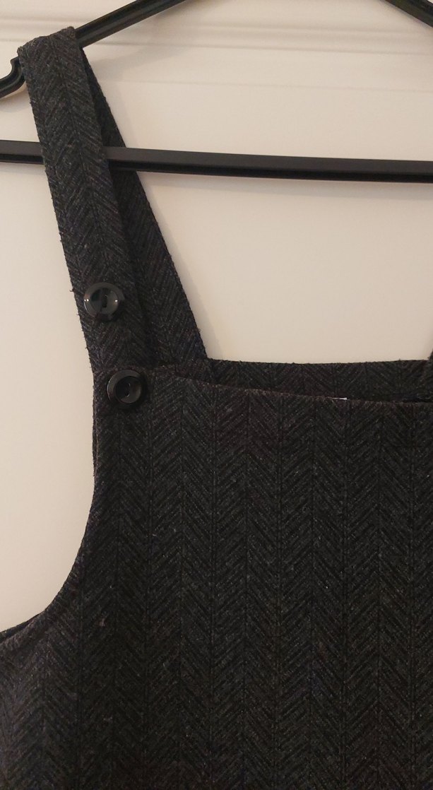 Kızlar için Siyah Yün Düğmeli Askılı Elbise - Görsel 2