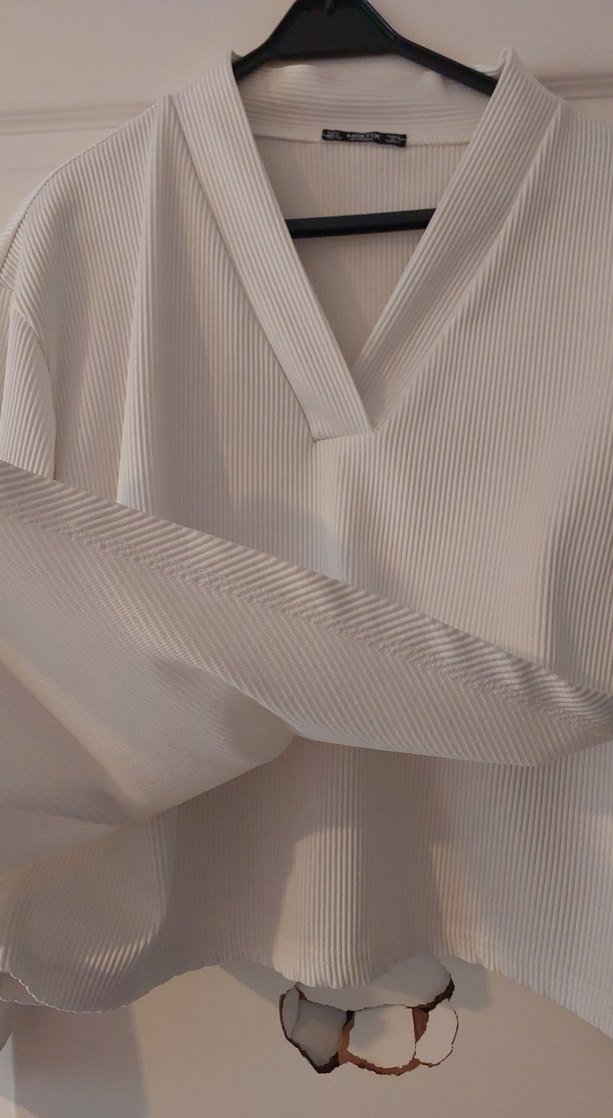 Kadın Beyaz V Yaka Asimetrik Fitilli Bluz - Görsel 5