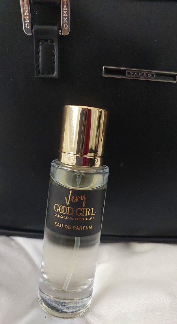 Kadın Parfümü Very Good Girl 50 ml - Görsel 3
