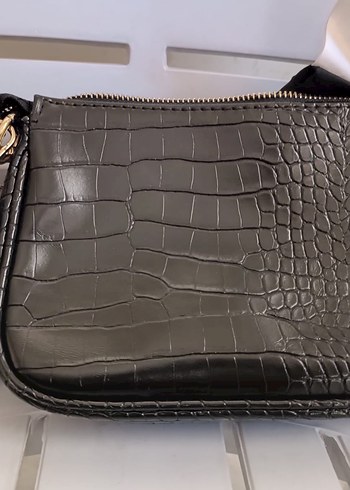 Zincir Detaylı Siyah Yılan Derisi Desenli Deri Çanta - Görsel 3