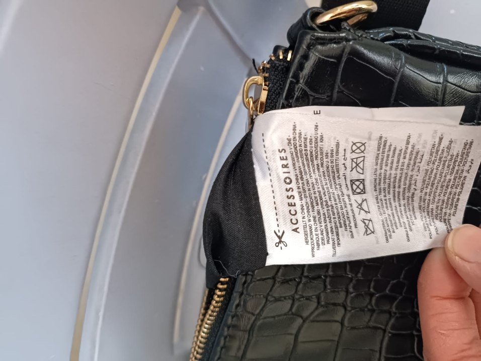 Zincir Detaylı Siyah Yılan Derisi Desenli Deri Çanta - Görsel 2