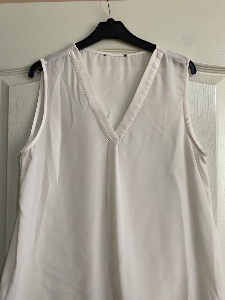 3lü takım 
Beyaz V Yakalı Kolsuz Kadın Atlet Etek - Görsel 3