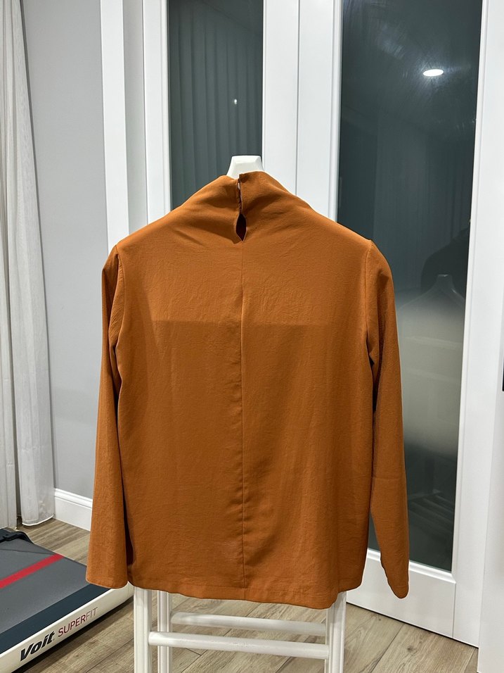 Kahverengi Yüksek Yakalı Kadın Bluz - Görsel 3