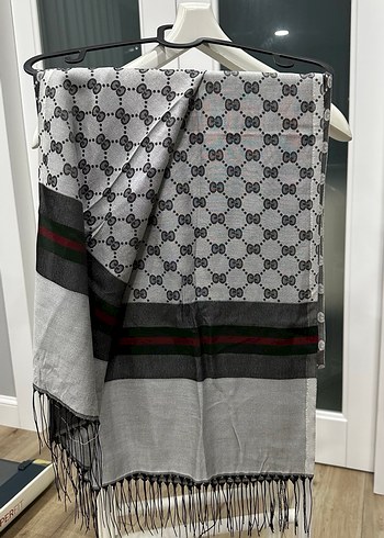 Gri Kadın Drapeli Sokak Stili Şal - Görsel 4