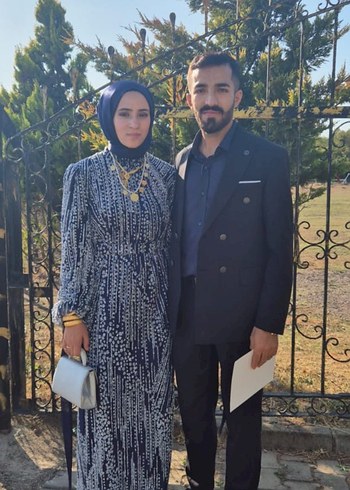 lacivert Uzun Bağcıklı Kadın abiye
3 saat tek giyildi - Görsel 2