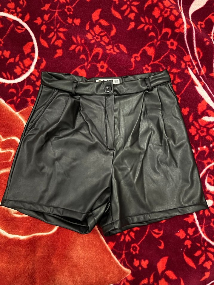 Kemerli Siyah Deri Mini Şort - Görsel 2