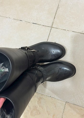 Tokalı Siyah Diz Boyu Yağmur Çizmesi - Görsel 5