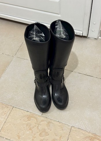 Tokalı Siyah Diz Boyu Yağmur Çizmesi - Görsel 3