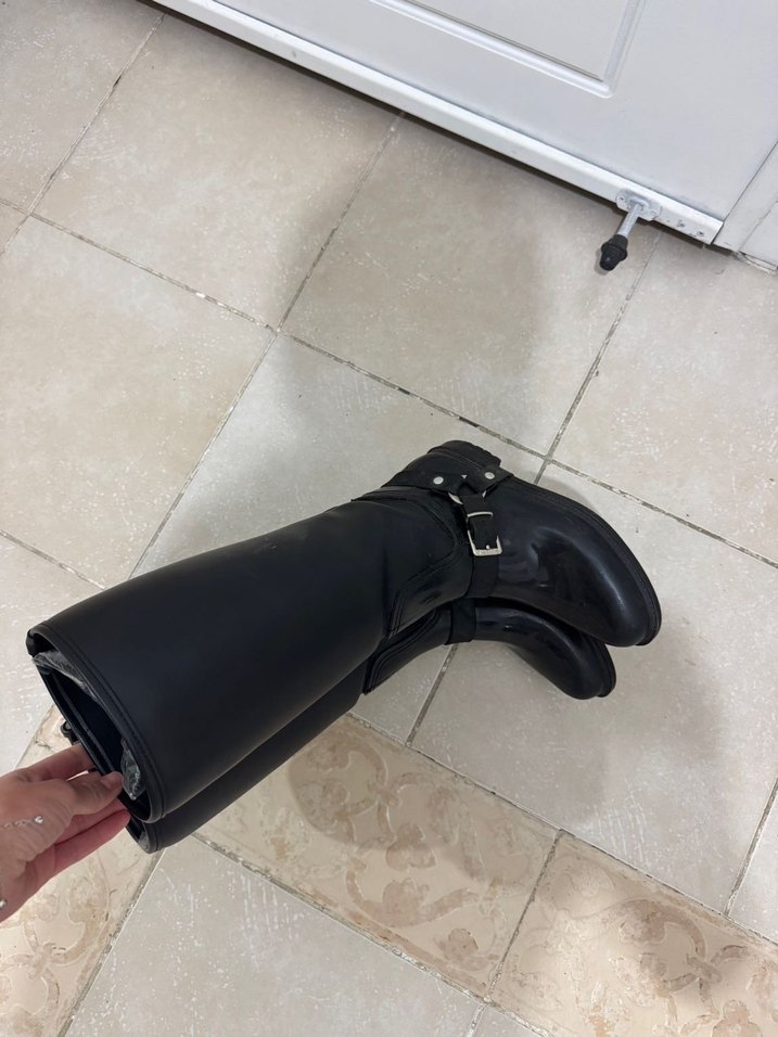 Tokalı Siyah Diz Boyu Yağmur Çizmesi - Görsel 2