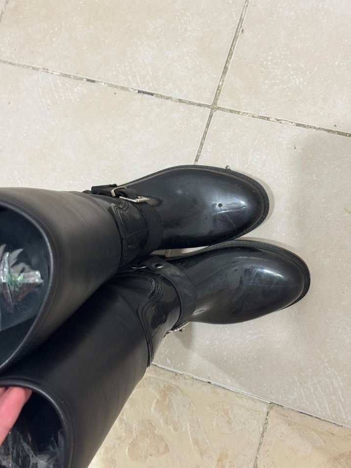 Tokalı Siyah Diz Boyu Yağmur Çizmesi - Görsel 5