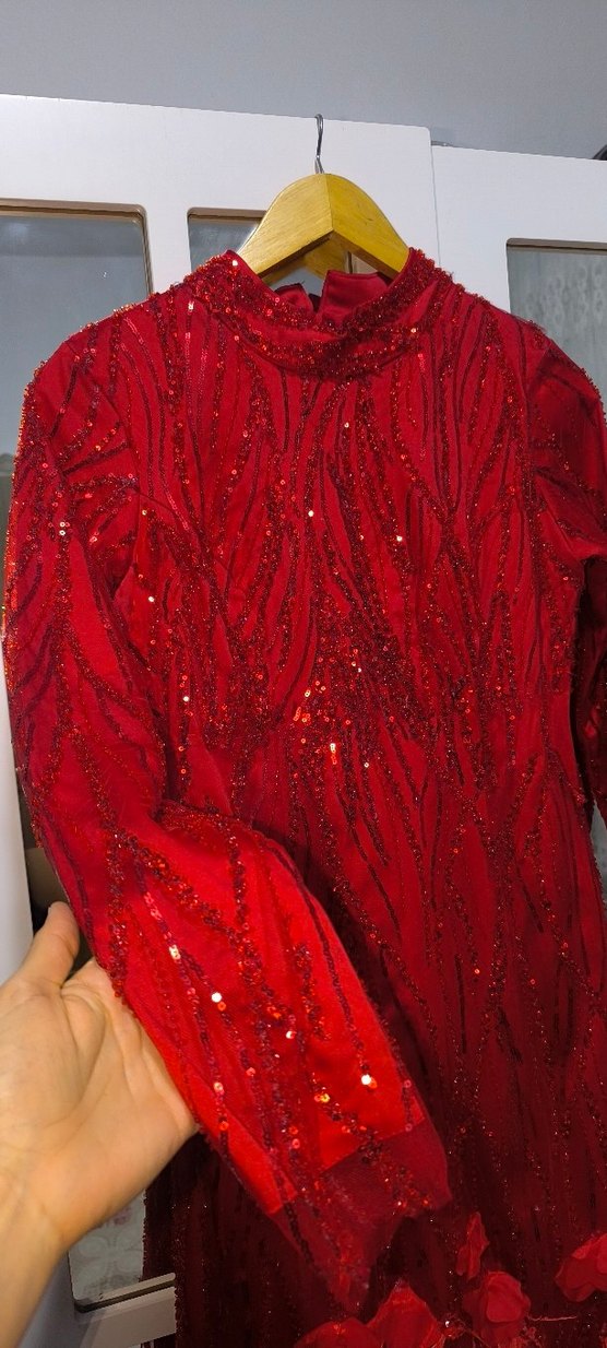 Kırmızı İşlemeli Uzun Kollu Abiye Elbise - Görsel 5