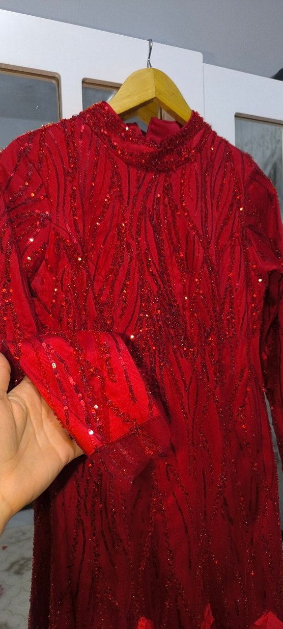 Kırmızı İşlemeli Uzun Kollu Abiye Elbise - Görsel 2