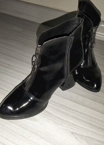 Siyah Parlak Deri Kemerli Blok Topuklu Bot - Görsel 2