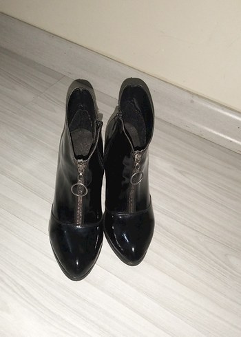 Siyah Parlak Deri Kemerli Blok Topuklu Bot - Görsel 4