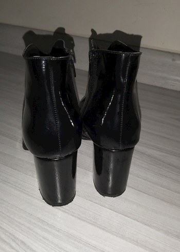 Siyah Parlak Deri Kemerli Blok Topuklu Bot - Görsel 5