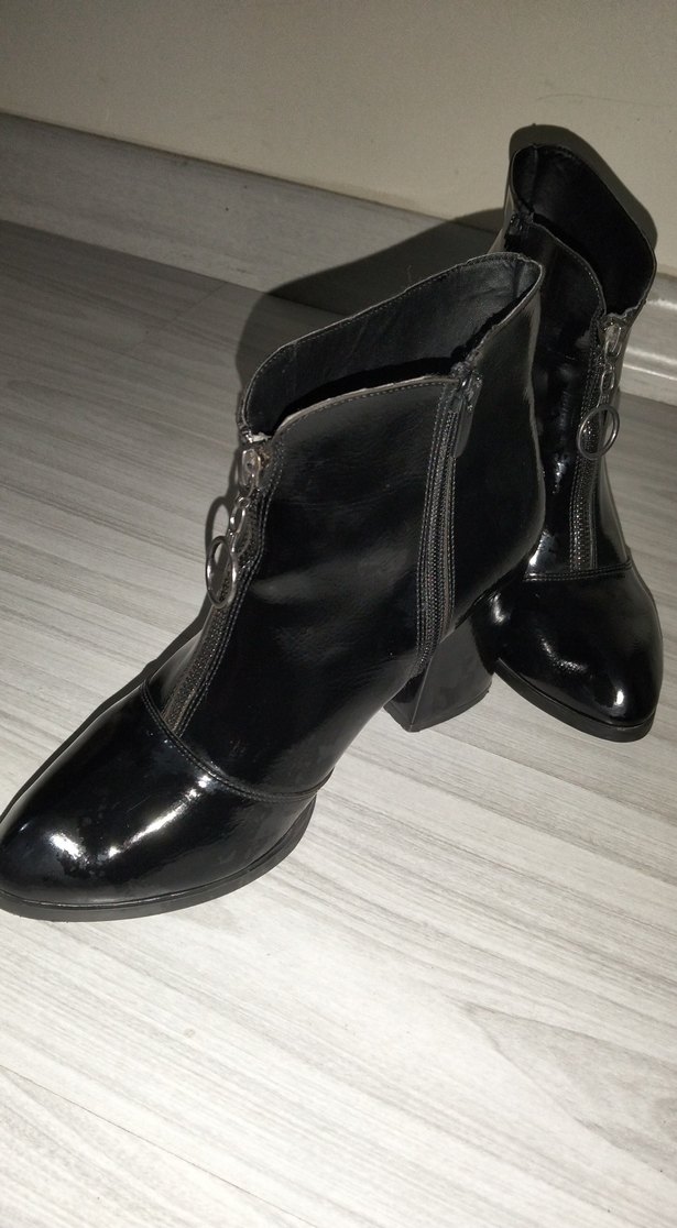 Siyah Parlak Deri Kemerli Blok Topuklu Bot - Görsel 2