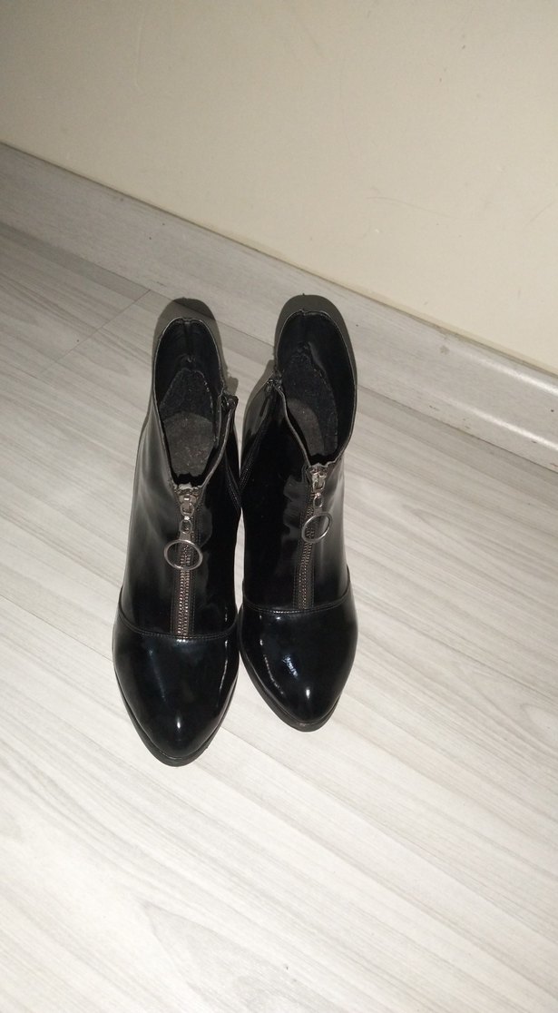Siyah Parlak Deri Kemerli Blok Topuklu Bot - Görsel 4